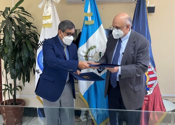 El viceministro de Hospitales, Francisco Meneses y el ingeniero Manuel Pérez, rector de la Universidad del Itsmo, durante la firma del convenio de cooperación.