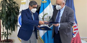 El viceministro de Hospitales, Francisco Meneses y el ingeniero Manuel Pérez, rector de la Universidad del Itsmo, durante la firma del convenio de cooperación.