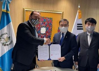 El Memorándum de Entendiemieto lo firmó el ministro coreano del ServicioForestal de Corea, Choi Byeong-Am -centro-, en la Embajada de Guatemala en Corea.