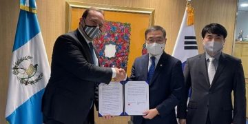 El Memorándum de Entendiemieto lo firmó el ministro coreano del ServicioForestal de Corea, Choi Byeong-Am -centro-, en la Embajada de Guatemala en Corea.