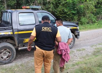 Detienen a dos personas durante allanamientos en Izabal