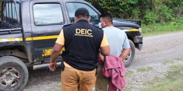 Detienen a dos personas durante allanamientos en Izabal