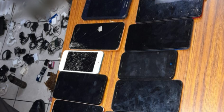 Celulares incautados durante las requisas efectuadas por las fuerzas de seguridad.