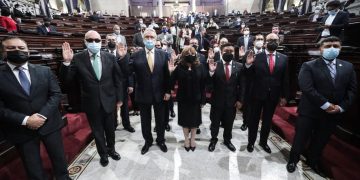 Juramentan a comisión de postulación para elección de fiscal general
