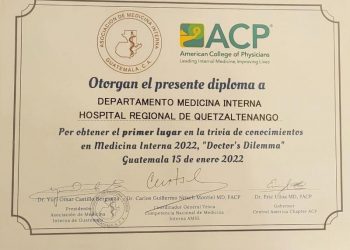 Los médicos ganadores recibieron el diploma por haber obtenido el primer lugar en conocimientos sobre medicina interna.