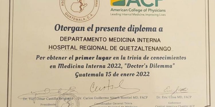 Los médicos ganadores recibieron el diploma por haber obtenido el primer lugar en conocimientos sobre medicina interna.