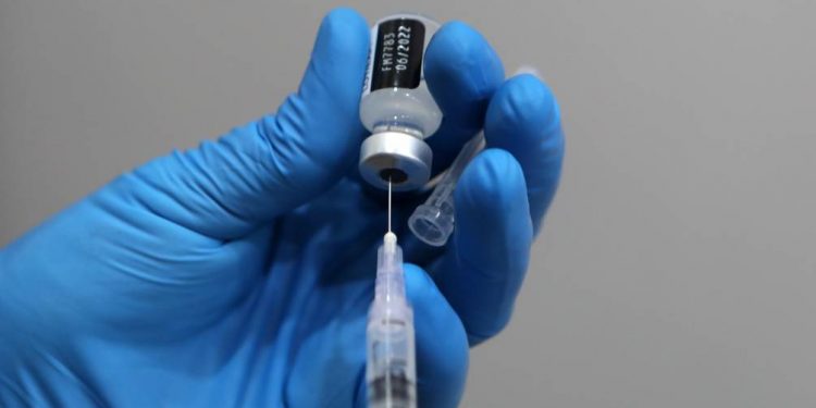 OMS recomienda extender el uso de la vacuna de Pfizer a menores de 12 años