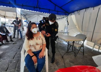 Durante este fin de semana los guatemaltecos continúan acudiendo a los puestos de vacunación contra el COVID-19.