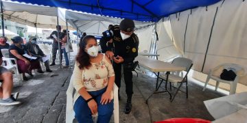 Durante este fin de semana los guatemaltecos continúan acudiendo a los puestos de vacunación contra el COVID-19.