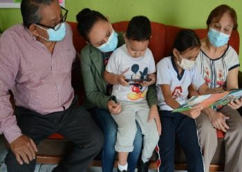 Para que los niños tengan autoestima y respeten a otros se les debe educar con amor.