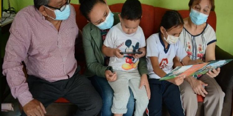 Para que los niños tengan autoestima y respeten a otros se les debe educar con amor.