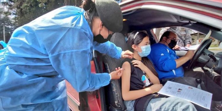 En los diferentes puestos de vacunación del país, soldados aplicaron más de 44 mil dosis durante el pasado fin de semana.