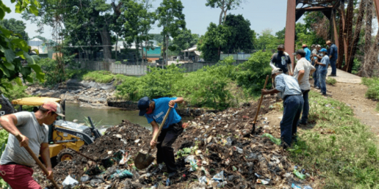 El MARN y colaboradores eliminan vertedero no autorizado dunto a afluente en Río Bravo, Suchitepéquez.