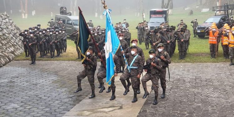 Soldados participan en inauguración del entrenamiento miliitar 2020 en Huehuetenango.