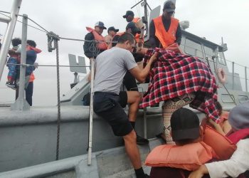 Soldados evacúan a pesonas atrapadas en Punta de Palma, Puerto Barrios, a causa de las lluvias.