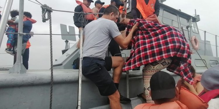 Soldados evacÃºan a pesonas atrapadas en Punta de Palma, Puerto Barrios, a causa de las lluvias.