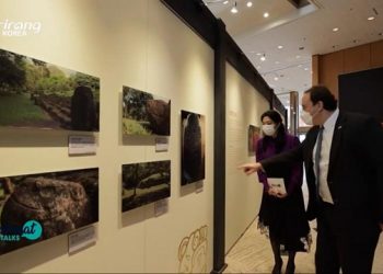 Presentadora de la televisora Arirang, de Corea, visita la exhibición fotográfica sobre Tak'alik Ab'aj, en el Museo de Historia de Seul.