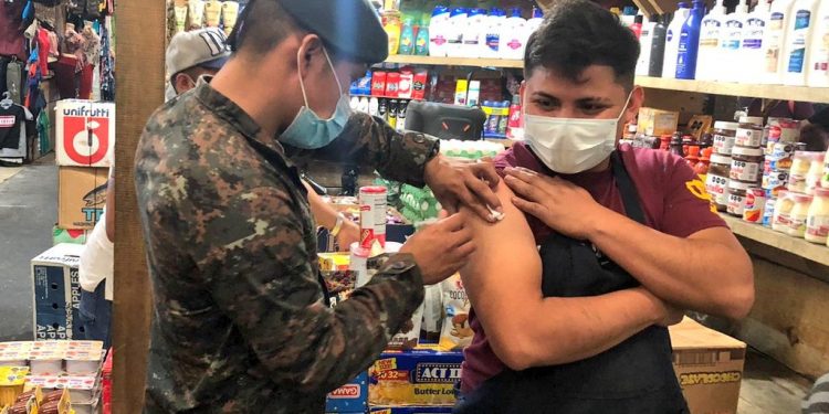 Continúan jornadas de vacunación e hisopados en mercados de la capital