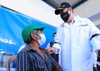 El mandatario atendió a pobladores de San Rafael Pie de la Cuesta con la vacuna contra el COVID-19.