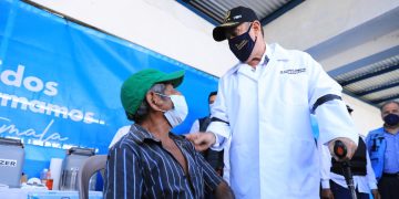 El mandatario atendió a pobladores de San Rafael Pie de la Cuesta con la vacuna contra el COVID-19.