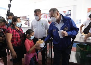 El presidente Alejandro Giammattei entrega alimentos a una mandre junto a su hijo, en el comedor social inaugurado en Camotán, Chiquimula. Foto Gilber García