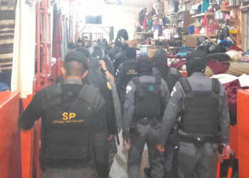 Elementos de Presidios durante la requisa en el Centro Preventivo para Hombres de la zona 18