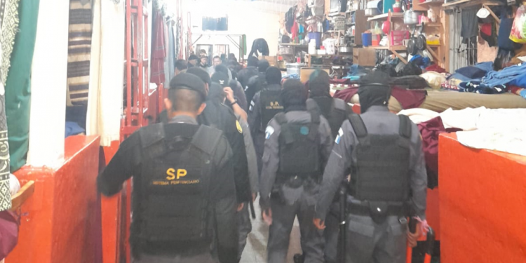 Elementos de Presidios durante la requisa en el Centro Preventivo para Hombres de la zona 18