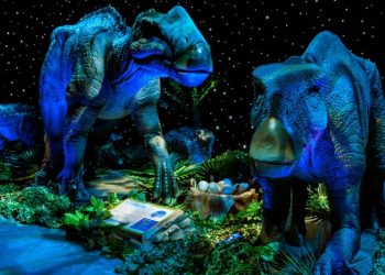 Dinosaurios de tamaño real se exhiben en una experiencia inmersiva en EE. UU.