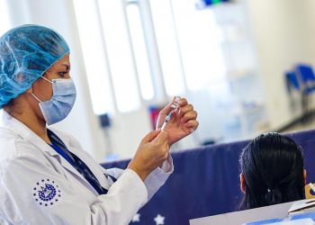 El Salvador reduce tiempo para la tercera dosis como prevención ante ómicron