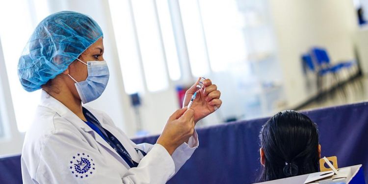 El Salvador reduce tiempo para la tercera dosis como prevención ante ómicron