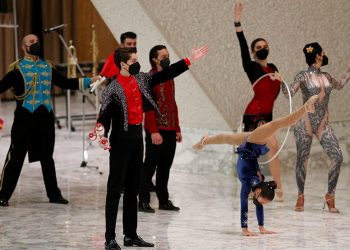 Circo de Ronny Roller va al Vaticano y exhibe su malabarismo ante el Papa