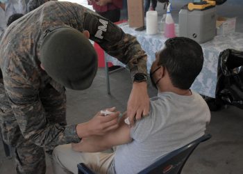 Puesto de vacunación de Villa Nueva administra más de 900 dosis contra COVID-19 diarias