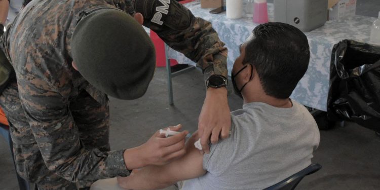 Puesto de vacunación de Villa Nueva administra más de 900 dosis contra COVID-19 diarias