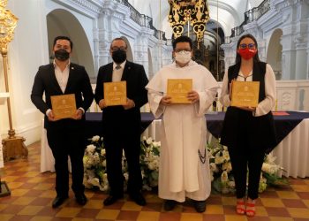 Presentan Libro de Oro de la Basílica Señora del Rosario