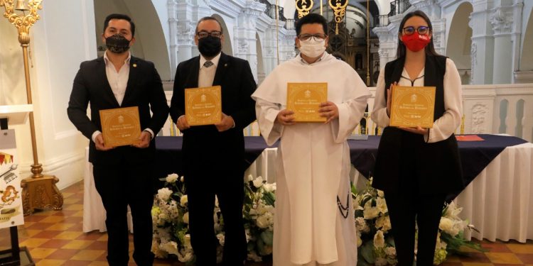 Presentan Libro de Oro de la Basílica Señora del Rosario