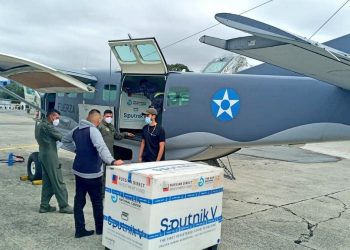 La Fuerza Aérea Guatemalteca traslada más de 28 mil vacunas contra COVID-19 a Huehuetenango.