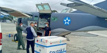 La Fuerza Aérea Guatemalteca traslada más de 28 mil vacunas contra COVID-19 a Huehuetenango.