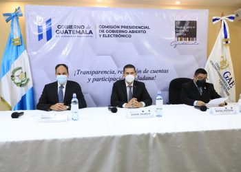 Funcionarios participan en reunión en la que presentaron el Quinto Plan de Acción Nacional de Gobierno Abierto 2021-2023.