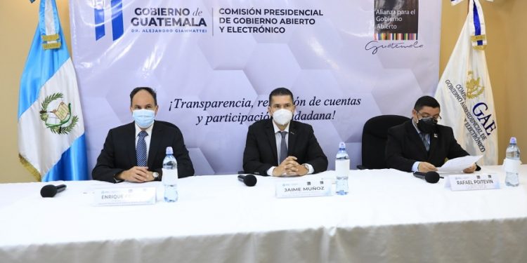 Funcionarios participan en reunión en la que presentaron el Quinto Plan de Acción Nacional de Gobierno Abierto 2021-2023.