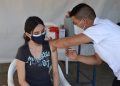 Guatemaltecos acuden a recibir vacuna contra el COVID-19