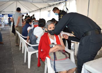 Guatemaltecos acuden a recibir vacuna contra el COVID-19 5
