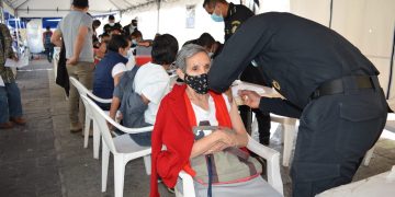 Guatemaltecos acuden a recibir vacuna contra el COVID-19 5