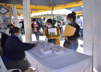 Guatemaltecos asisten a la Feria Nacional de Empleo 2022.
