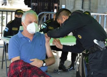 Guatemaltecos continúan asistiendo a los puestos de vacunación contra el COVID-19.