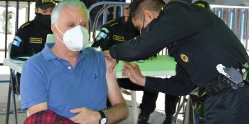Guatemaltecos continúan asistiendo a los puestos de vacunación contra el COVID-19.