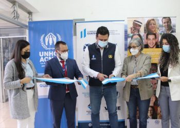 Autoridades de Mintrab y otras instituciones, durante inauguración de oficinas de ese ministerio en el Centro de Atención para Personas Migrantes y Refugiadas de Quetzaltenango.