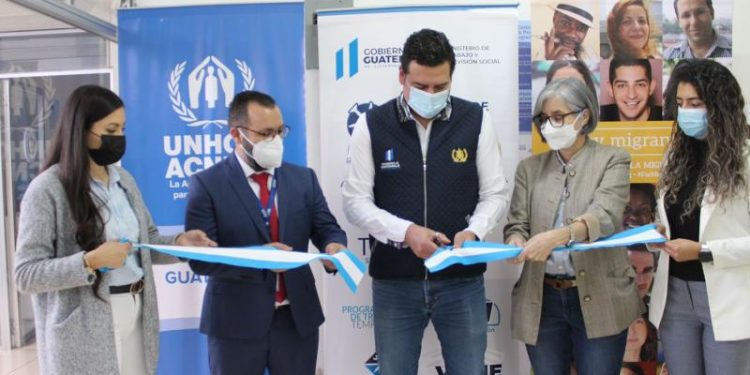 Autoridades de Mintrab y otras instituciones, durante inauguración de oficinas de ese ministerio en el Centro de Atención para Personas Migrantes y Refugiadas de Quetzaltenango.