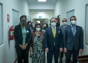 Autoridades de Acnur y del Minex, durante inauguración de las nuevas instalaciones de la Dogracom.