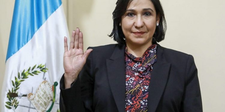 Juramentan a Karin de León como nueva coordinadora de Pronacom