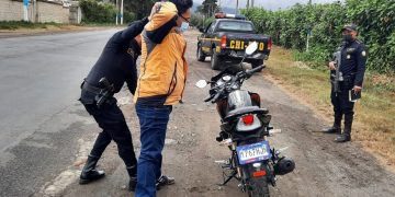 La PNC también lleva a cabo patrullajes de control en carreteras.